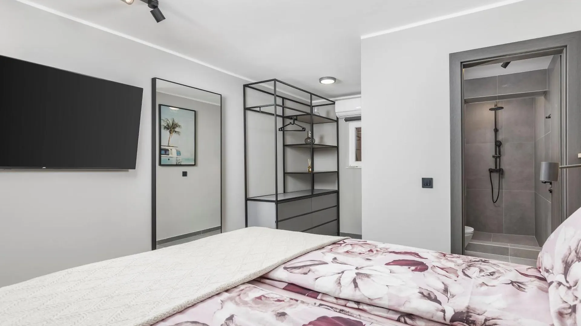 Alloro Apartments Opric