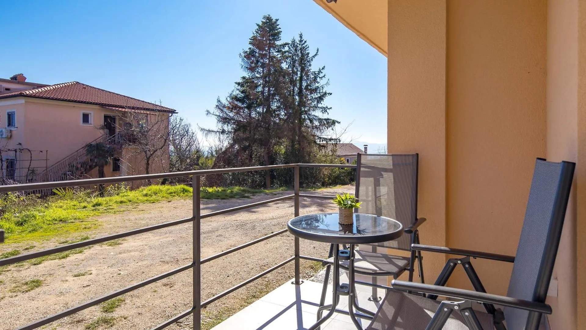Alloro Apartments Opric