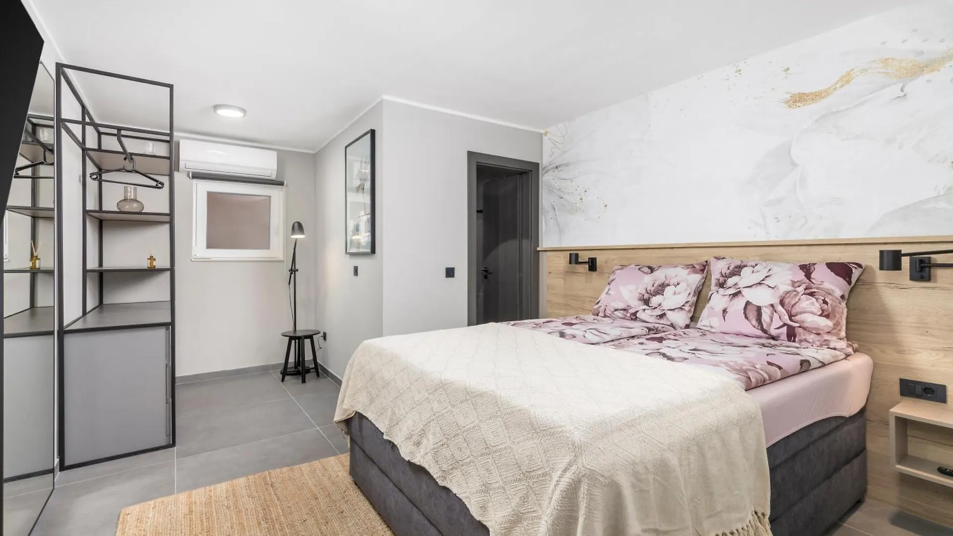 Alloro Apartments Opric
