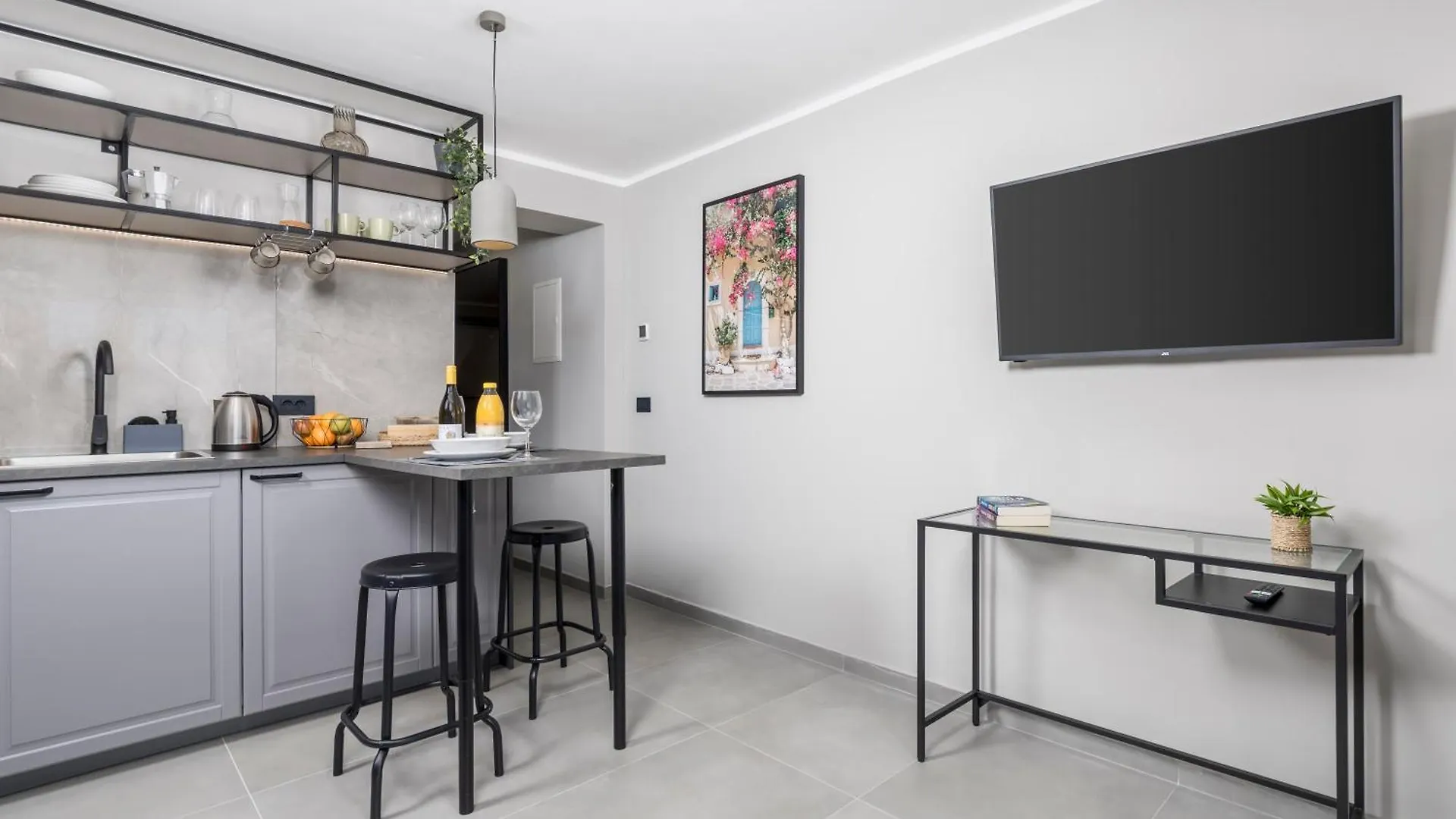 Alloro Apartments Opric