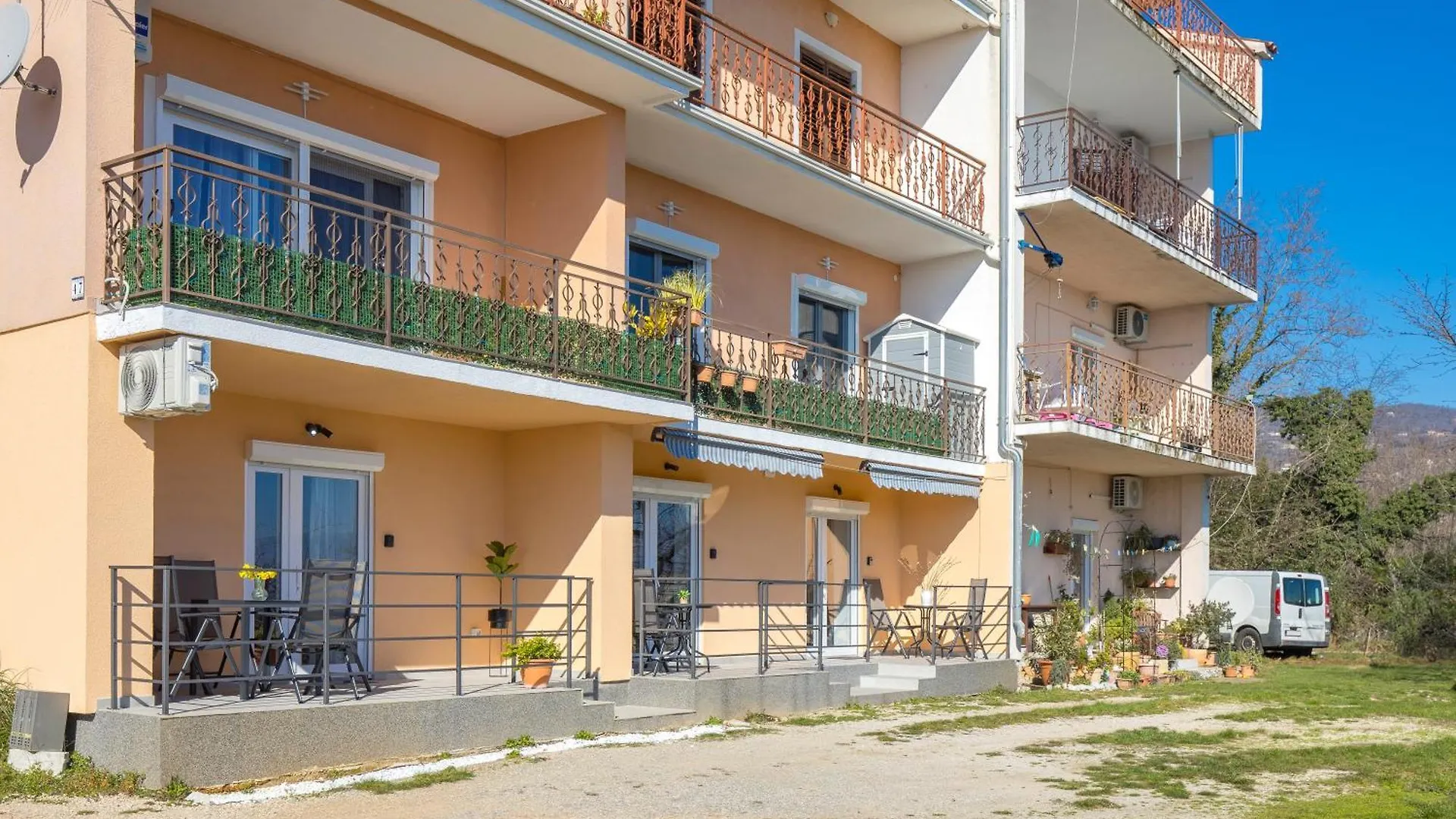 Alloro Apartments Opric