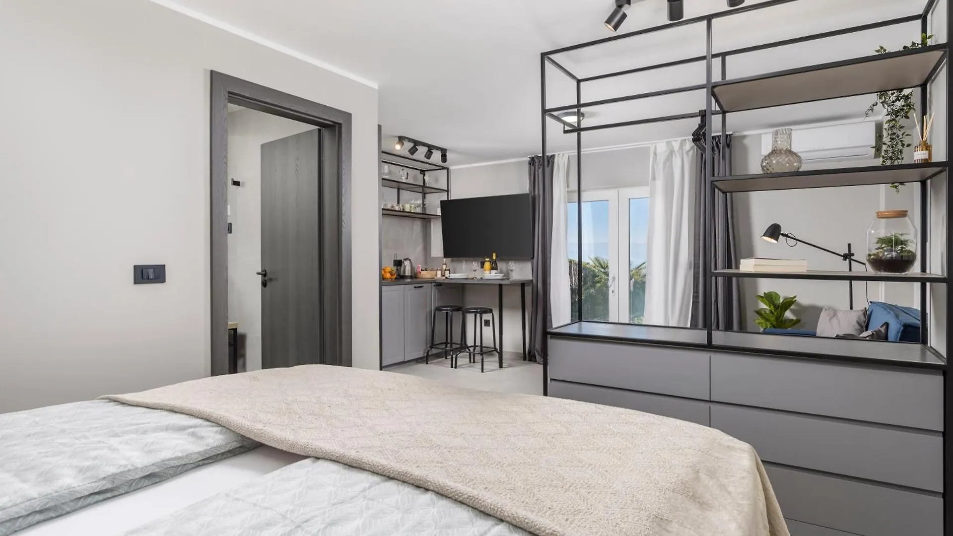 Alloro Apartments Opric
