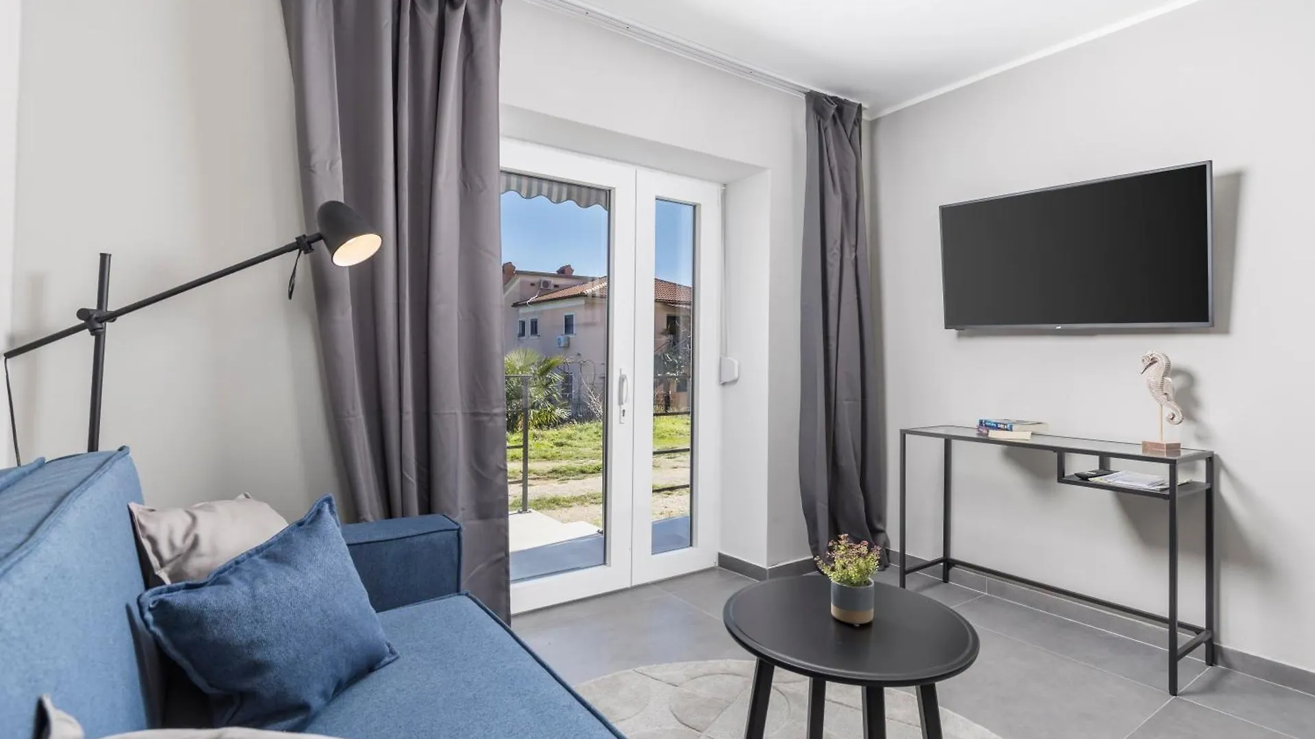 Alloro Apartments Opric 0*,